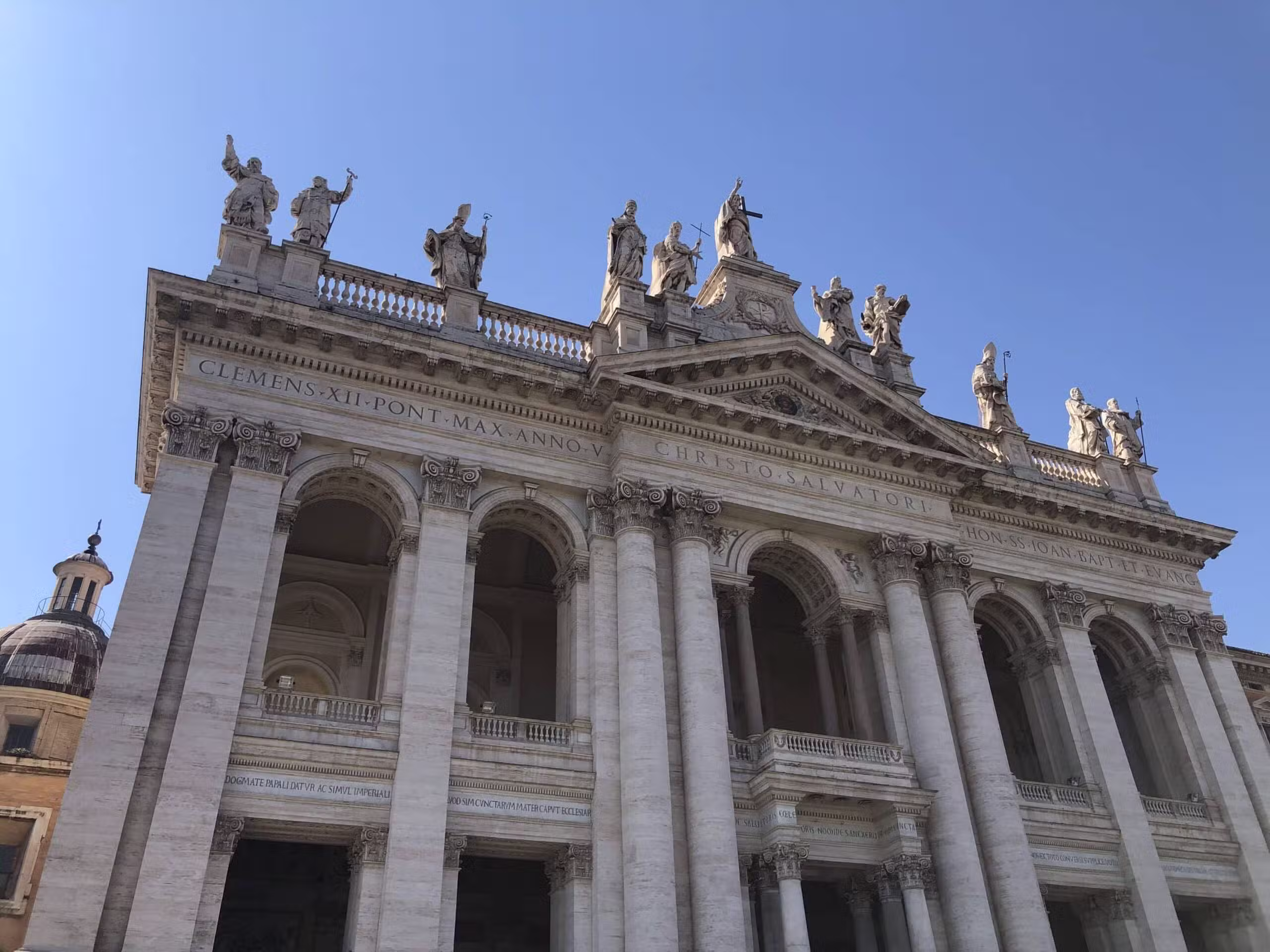 São João de Latrão, uma das 4 Basílicas principais de Roma. Descubra as 10 igrejas católicas imperdíveis em Roma.