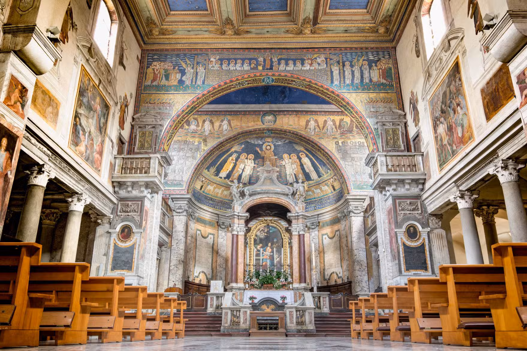 Basilica di Santa Prassede, a igreja que guarda os restos da coluna da flagelação de Jesus. Descubra as 10 igrejas católicas imperdíveis em Roma.