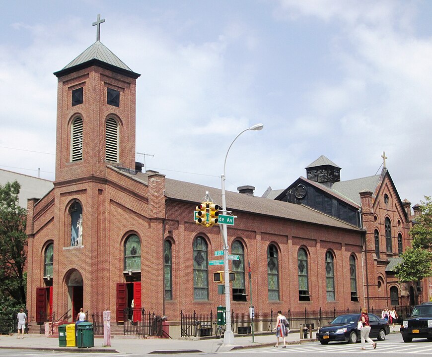 Explore a Igreja de São José da Sagrada Família em Nova York, uma das 10 melhores igrejas católicas de Nova York. Missa perto de mim, Horários de Missa.