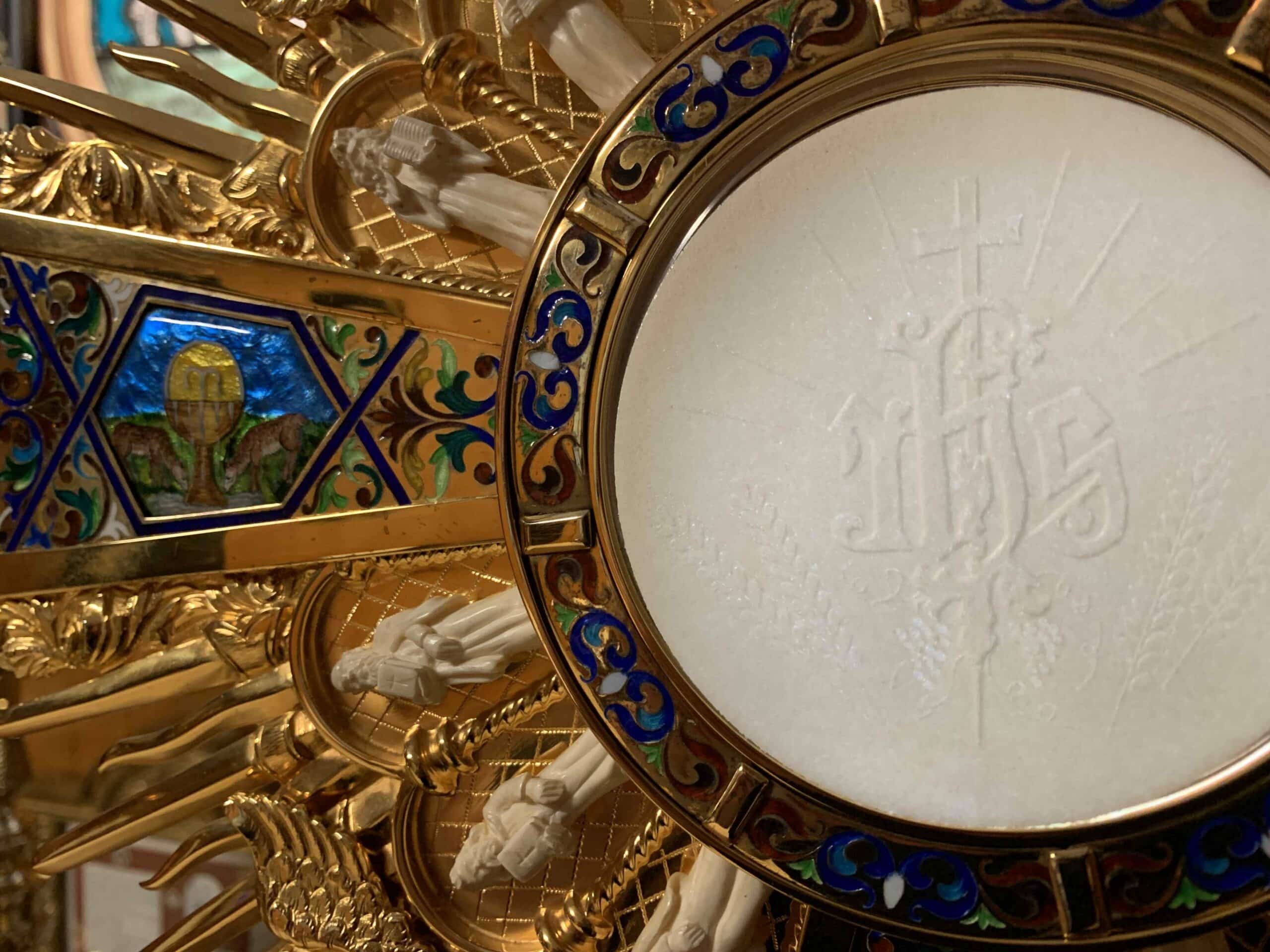 Adoración al Santísimo. Utiliza esta guía de oraciones para Adoración, te servirá para aumentar tu fe junto a Horarios de Misa.