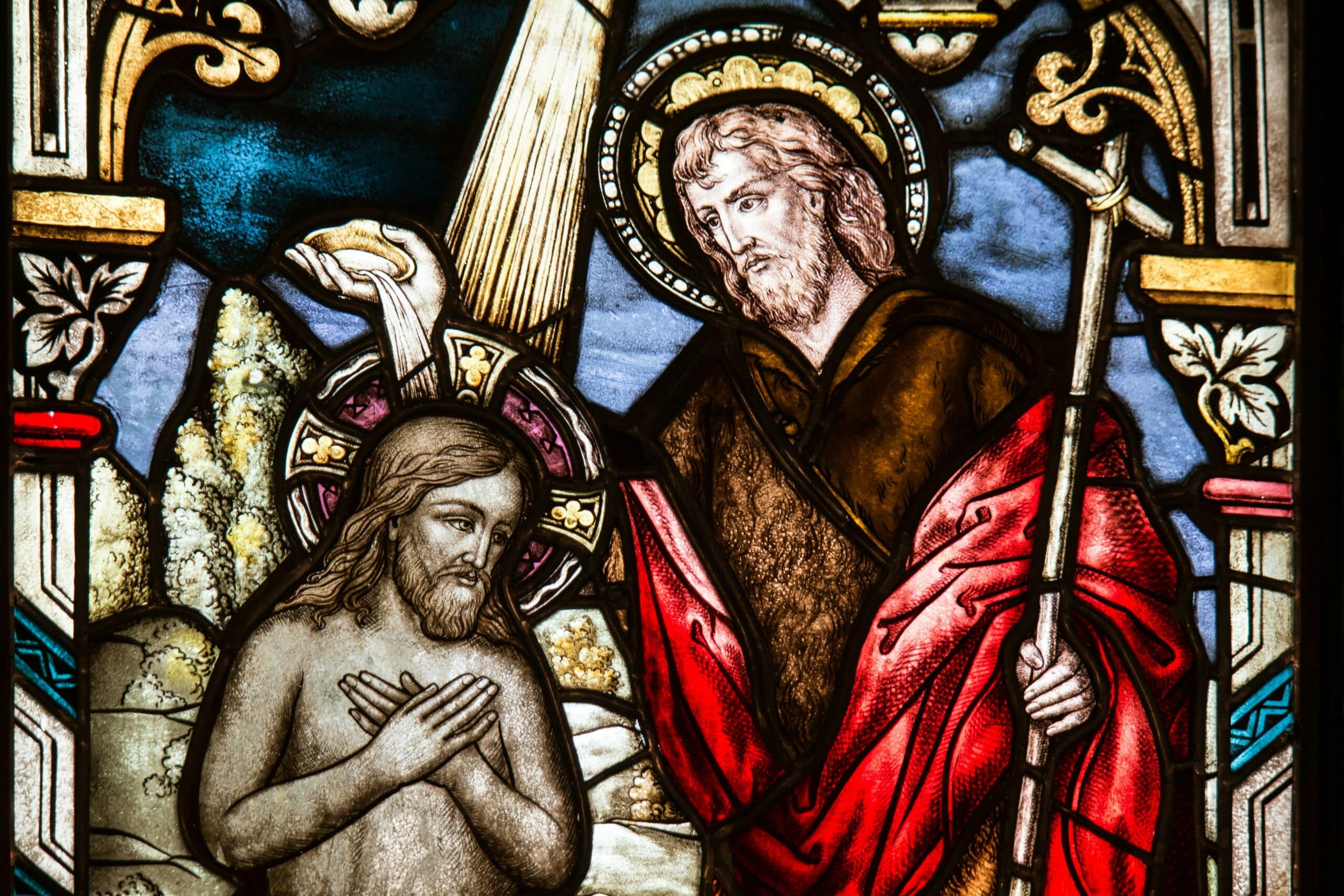 Imagen del Bautismo de Jesús. Descubre las 5 claves para entender qué es el Bautismo. Descarga Horarios de Misa en tu celular.