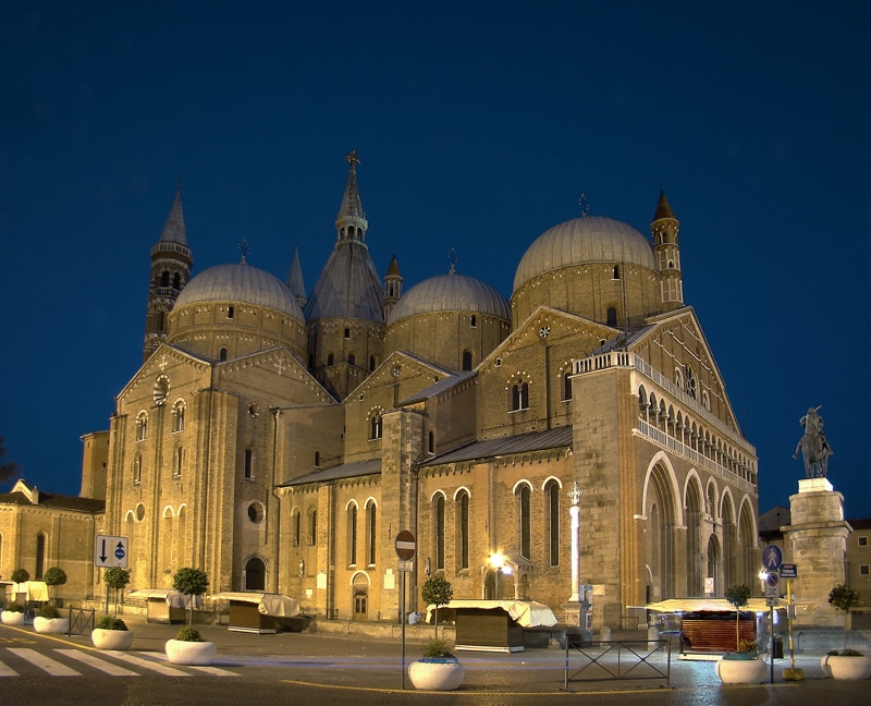 Imagem da Basílica de Santo Antônio de Pádua. Descubra a vida de Santo Antônio de Pádua e as 2 igrejas ligadas a ela no aplicativo Horários de Missa no seu celular.