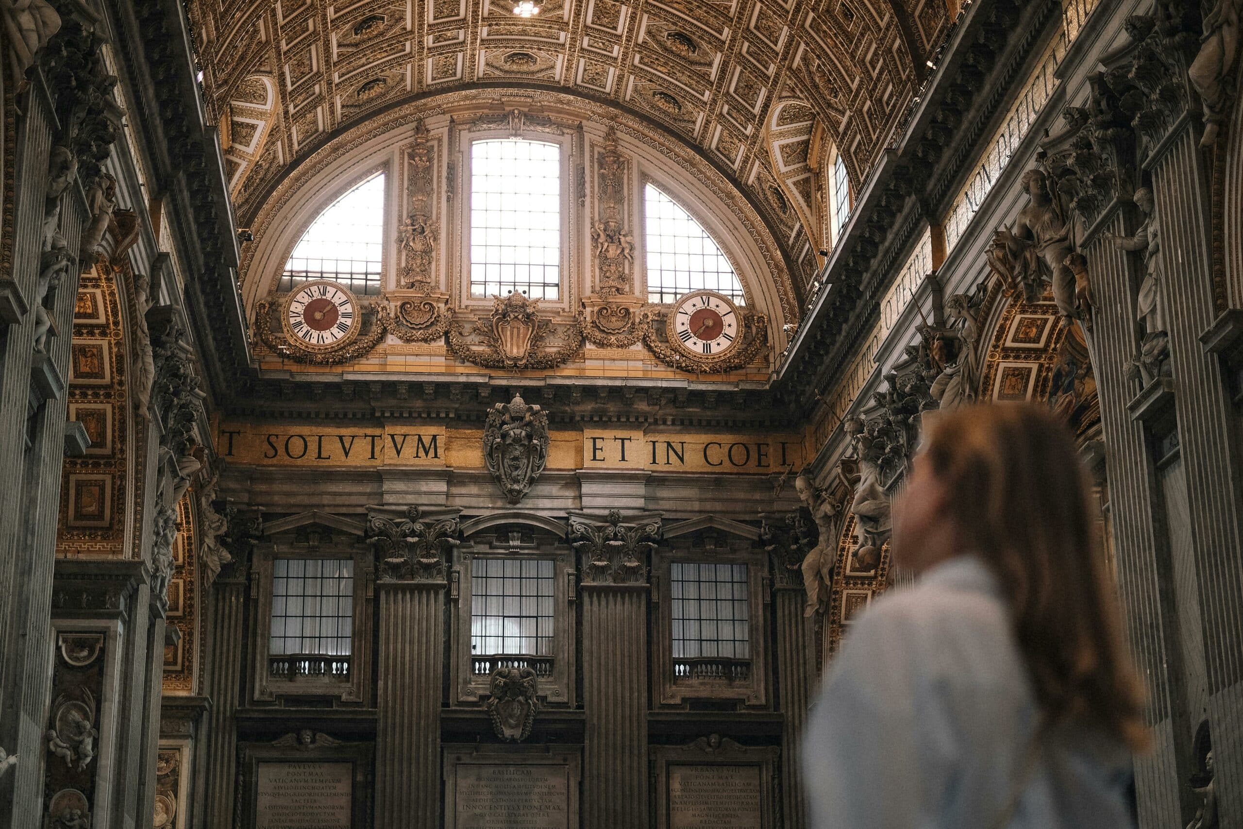 Imagem da Basílica de São Pedro, Itália. Descubra as 5 chaves para entender o que é o Batismo. Baixe o Horários de Missa no seu celular.