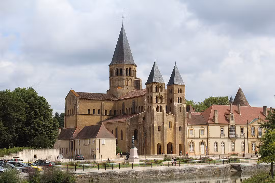 Imagem da Basílica do Sagrado Coração de Jesus em Paray-le-Monial, França. Descubra a devoção e a história do Sagrado Coração e as igrejas ligadas a ela no aplicativo Horários de Missa em seu celular.