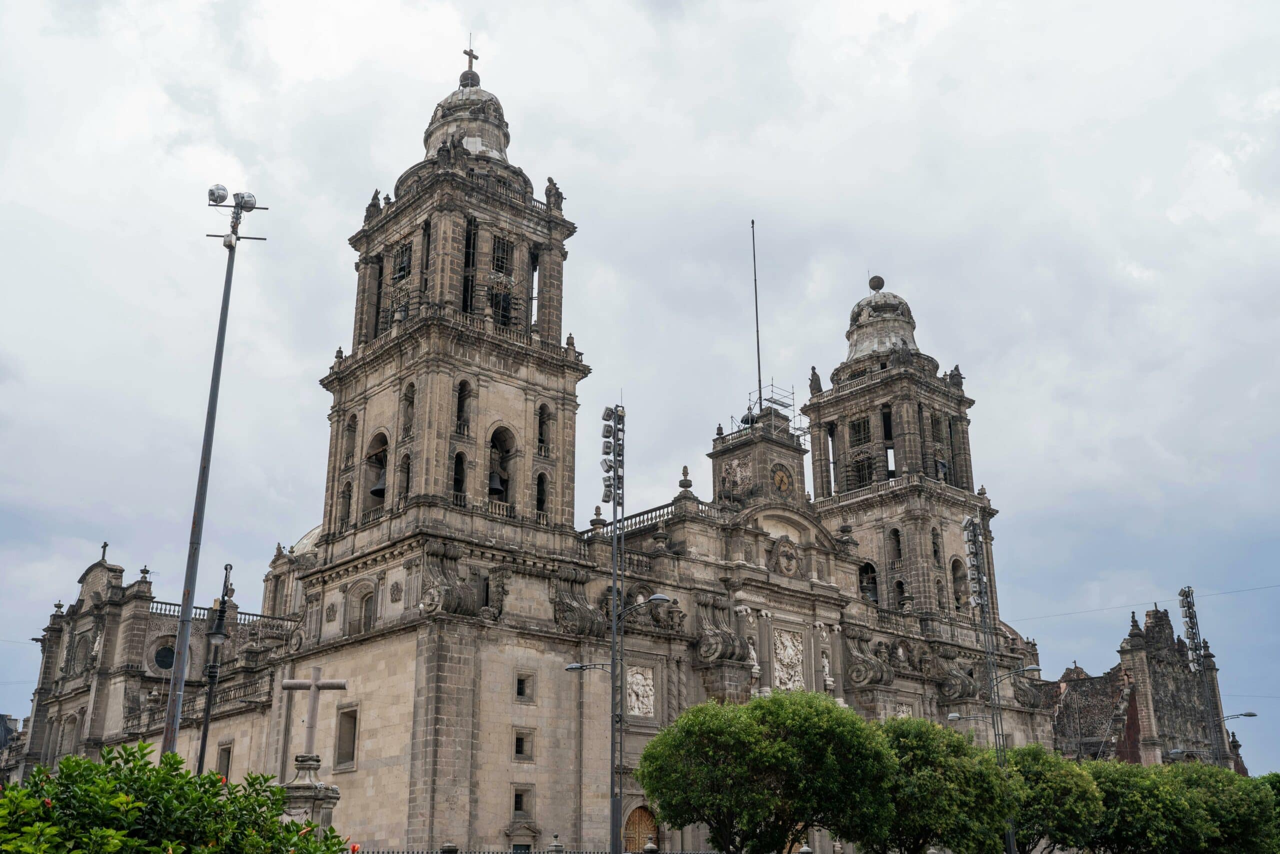 imagem Catedral Metropolitana da Cidade do México. Descubra as 10 igrejas mais impressionantes da Cidade do México no aplicativo Horários de Missa no seu celular.