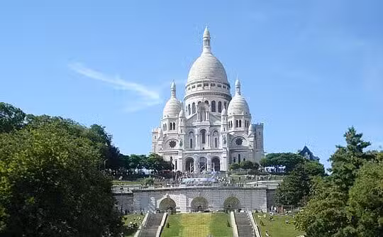 Imagem da Basílica do Sagrado Coração de Jesus em Paris, França. Descubra a devoção e a história do Sagrado Coração e as igrejas ligadas a ela no aplicativo Horários de Missa em seu celular.