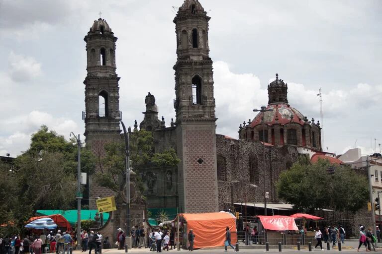 imagem Templo de Santo Hipólito e São Cassiano da Cidade do México. Descubra as 10 igrejas mais impressionantes da Cidade do México no aplicativo Horários de Missa no seu celular.