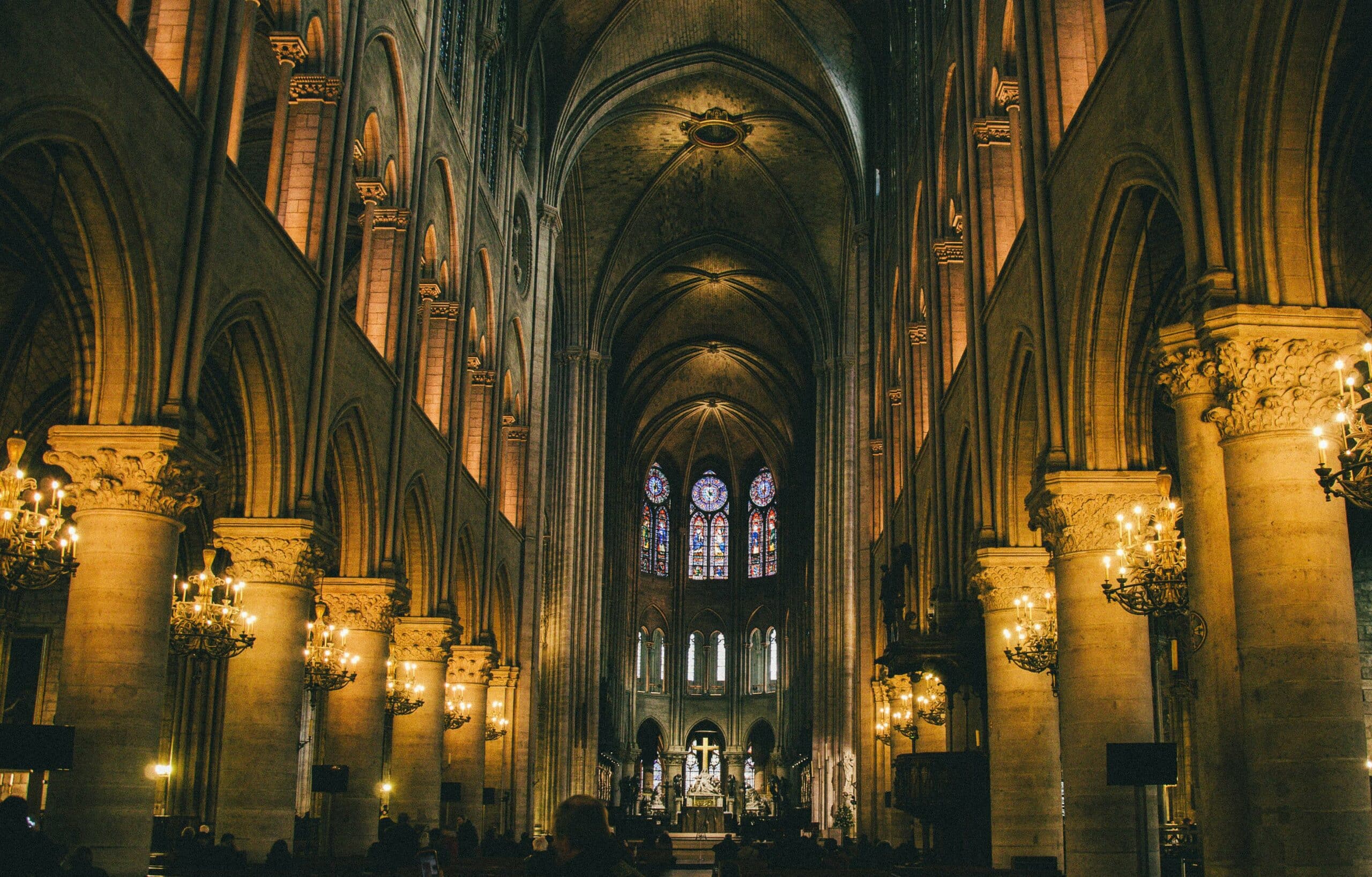 Imagem de Notre-Dame, Paris. Descubra as 5 chaves para entender o que é o Batismo. Baixe o Horários de Missa no seu celular.