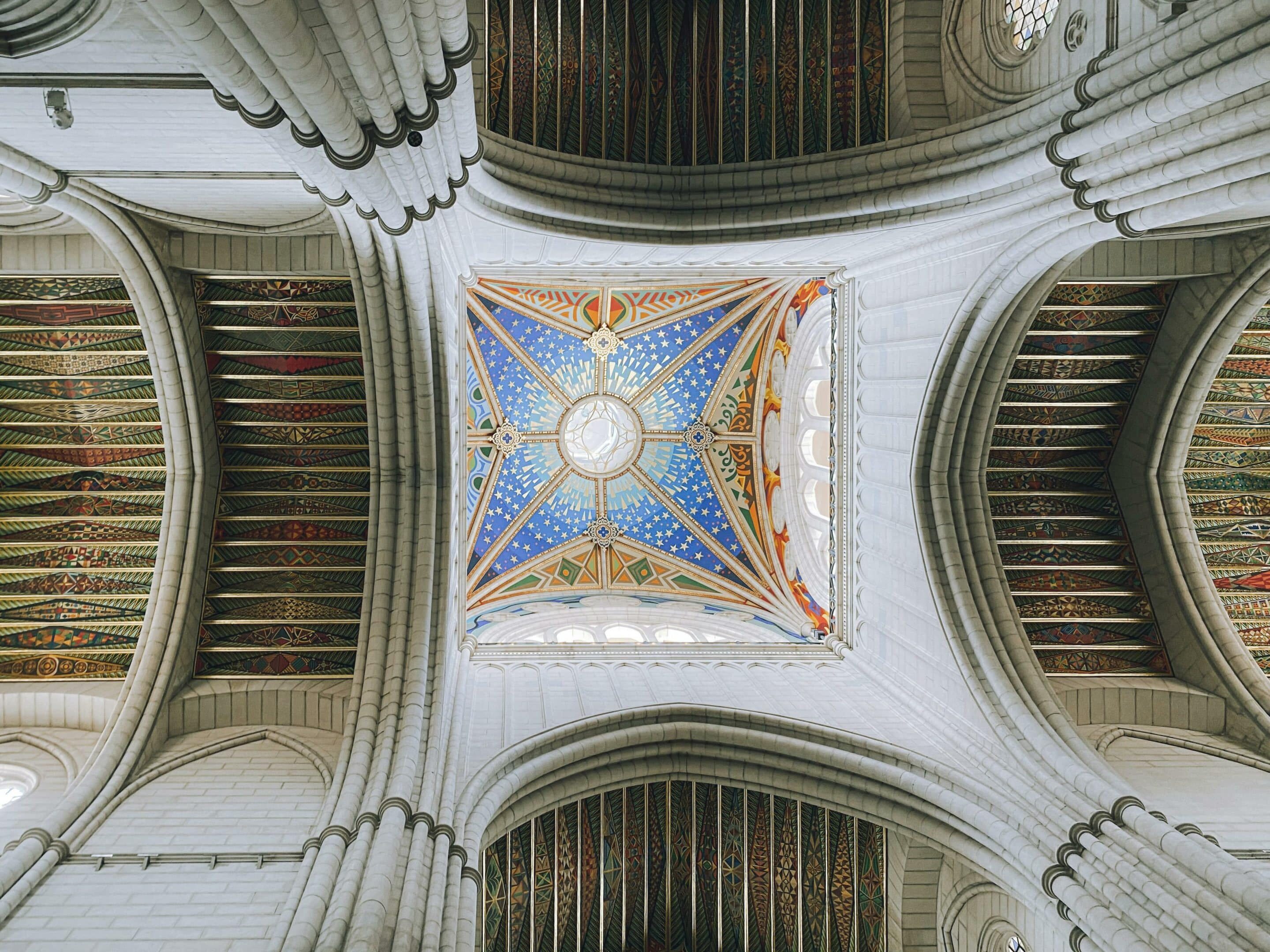 Madri abriga algumas das igrejas e basílicas mais impressionantes da Espanha. Baixe o Horários de Missa!