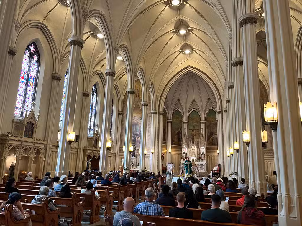 Madri abriga algumas das igrejas e basílicas mais impressionantes da Espanha. Baixe o Horários de Missa!