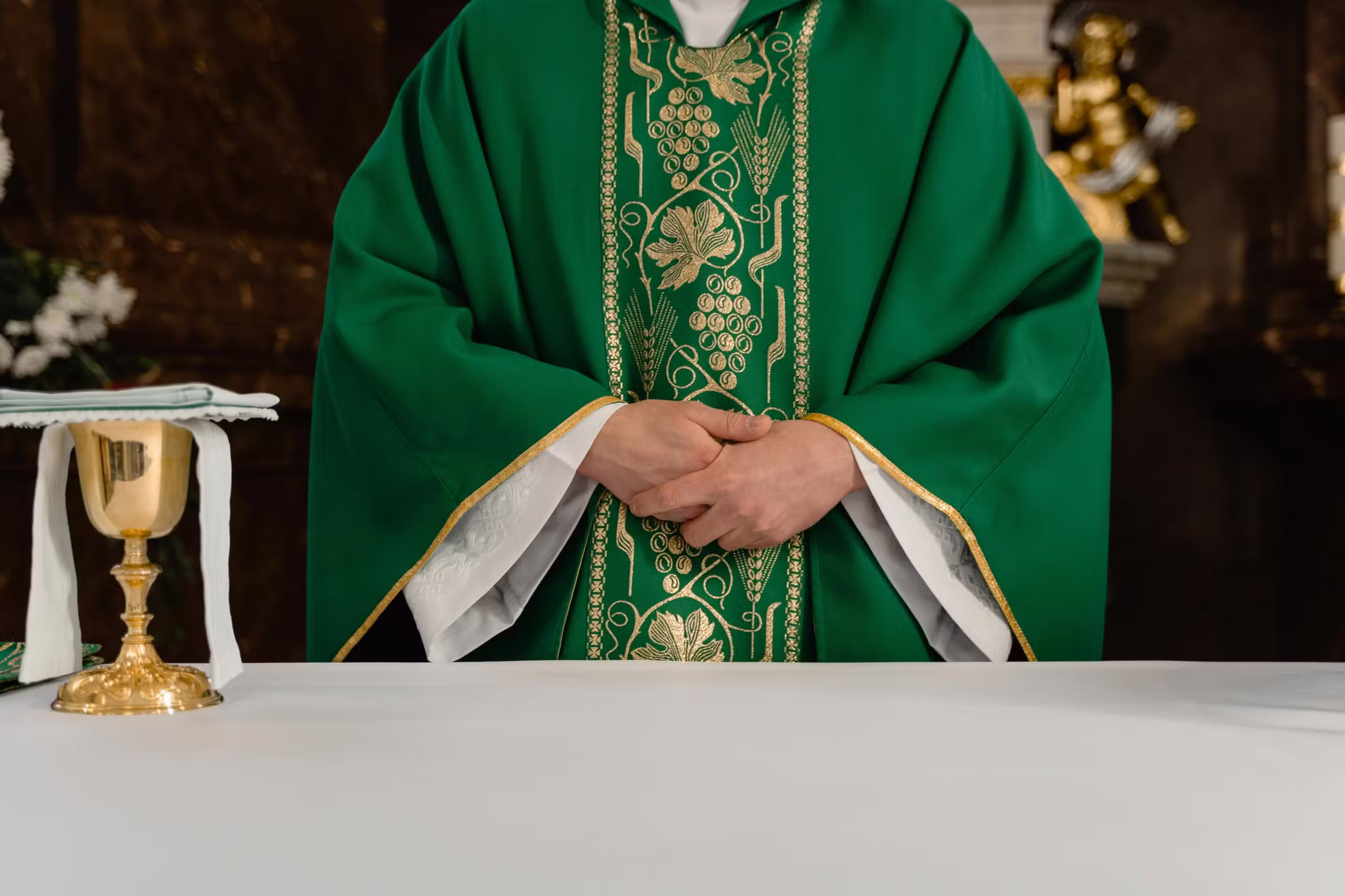 Vestimenta de un sacerdote catóilco