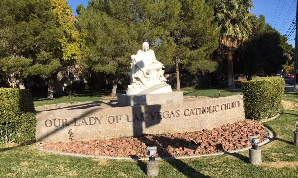 Imagem de: Our Lady of Las Vegas catholic church. Descubra 10 opções de igrejas católicas em Las Vegas. Baixe o Horários de Missa no seu celular hoje!