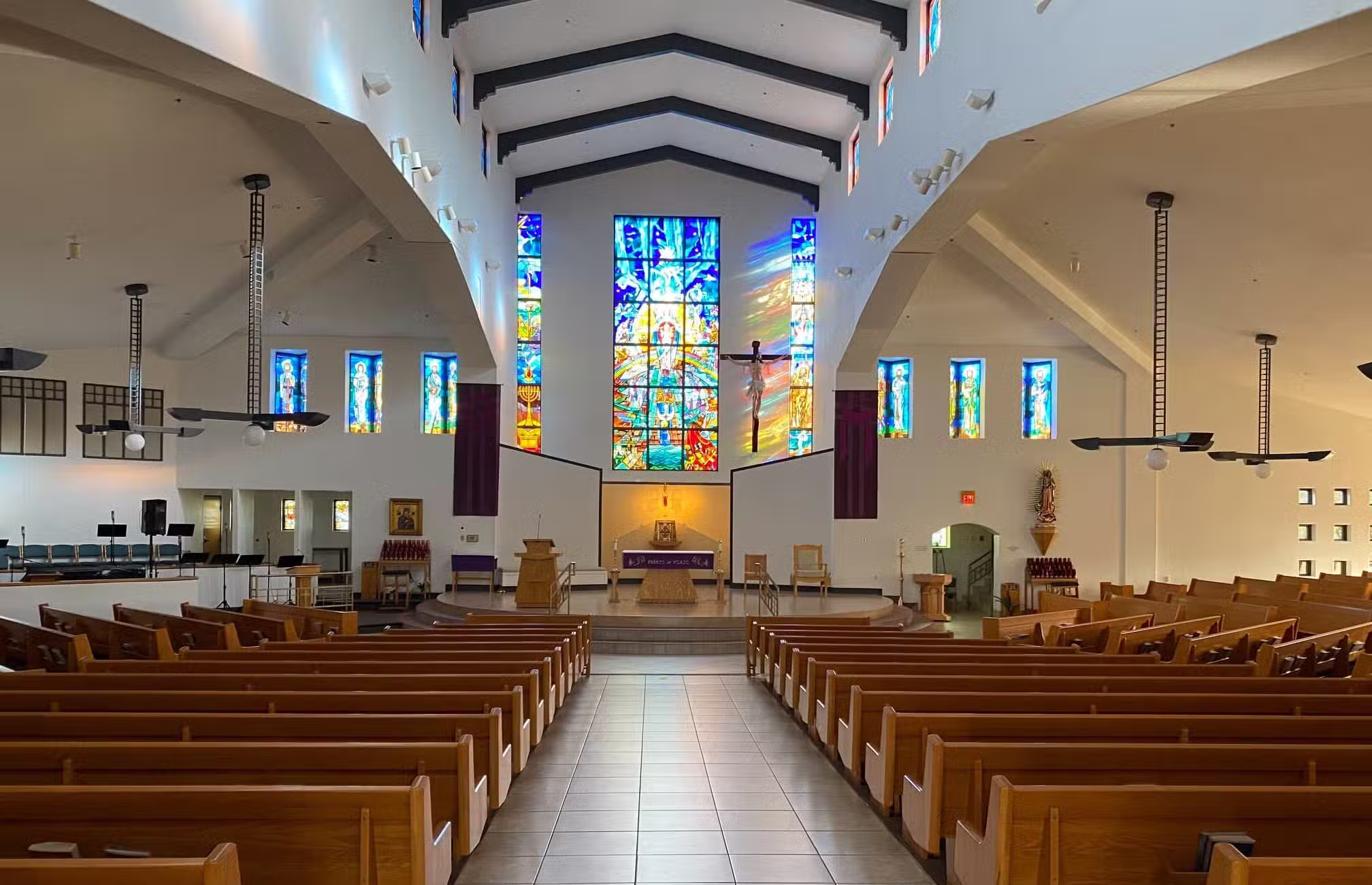 Imagem de: Prince of Peace Catholic Church. Descubra 10 opções de Igrejas Católicas em Las Vegas. Baixe o Horários de Missa no seu celular hoje!