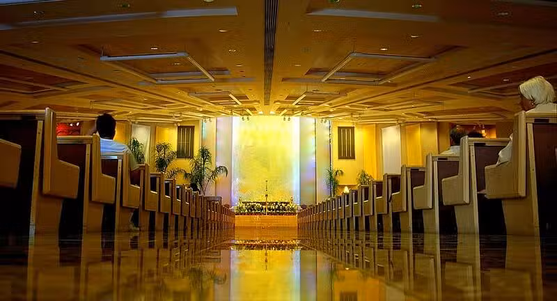 Imagem de: Shrine of the Most Holy Redeemer. Descubra 10 opções de igrejas católicas em Las Vegas. Baixe o Horários de Missa no seu celular hoje!