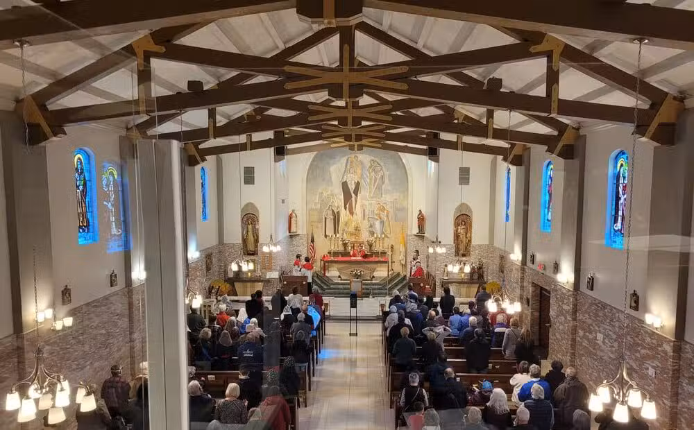 Imagem de: St Joan of Arc Catholic Church. Descubra 10 opções de igrejas católicas em Las Vegas. Baixe o Horários de Missa no seu celular hoje!