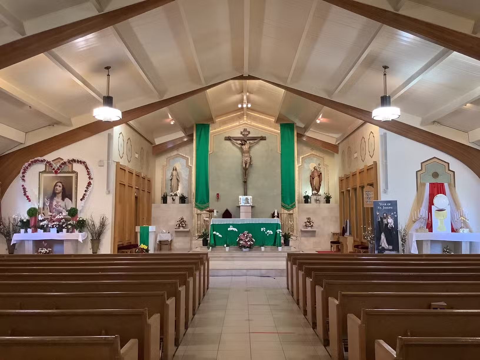 Imagem de: St. Christopher Catholic Church. Descubra 10 opções de igrejas católicas em Las Vegas. Baixe o Horários de Missa no seu celular hoje!