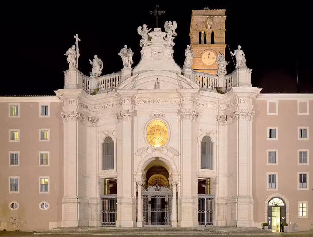 Basílica da Santa Cruz em Jerusalém. Cruz de Cristo. Horários de Missa