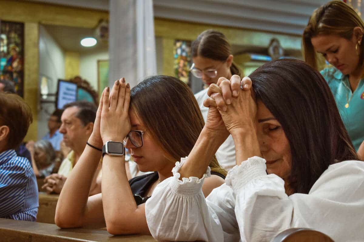 Louvor e Adoração a Deus. Fins da Missa.