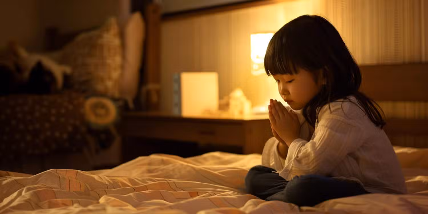Niña rezando su oracion de la noche.