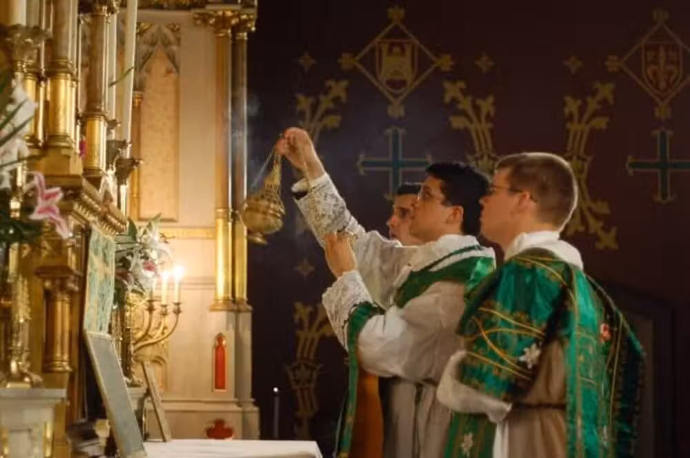 Ritos Iniciais-Incensação do altar