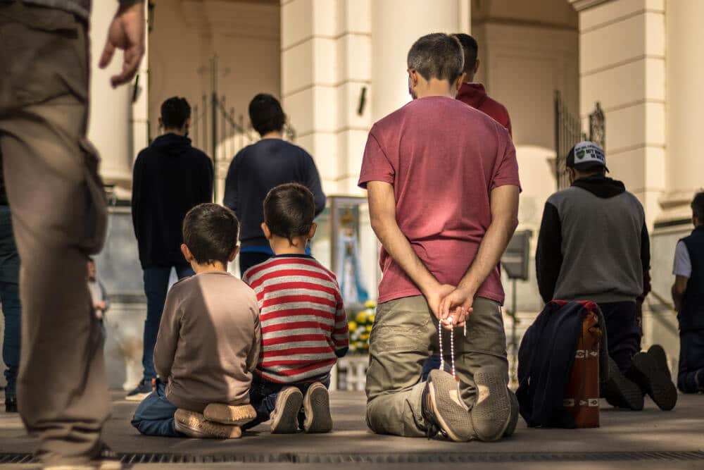 Padre e hijos rezando. Oraciones por los hijos