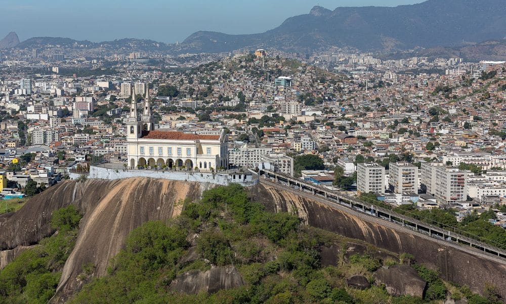 Vista aérea da escadaria da Basílica da Penha no Rio de Janeiro