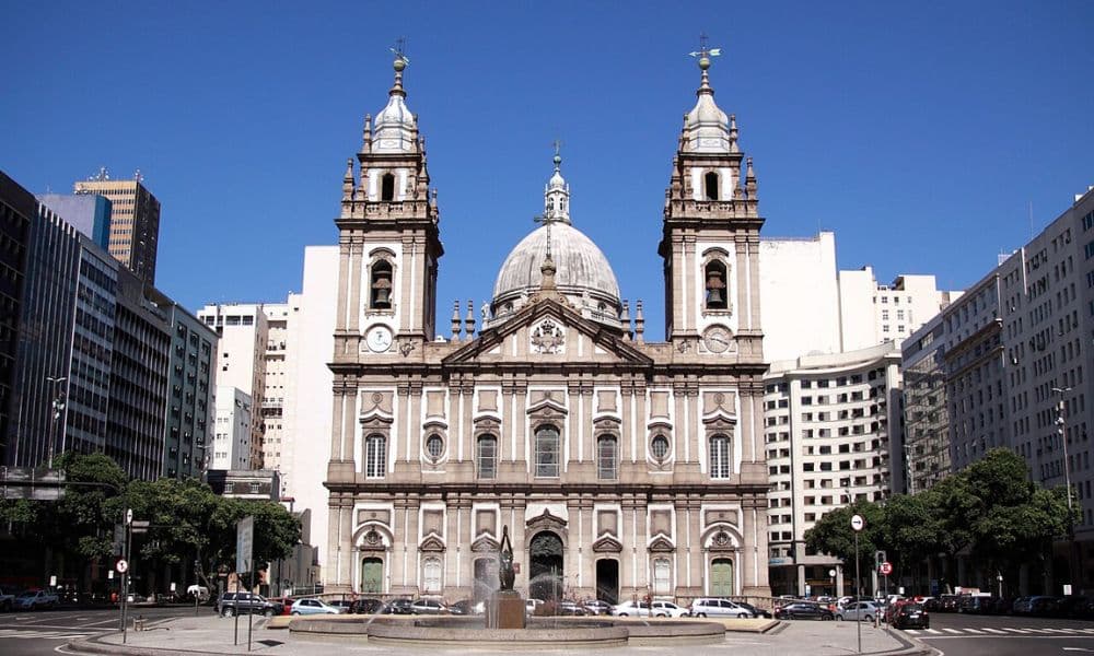 fachada barroca da Igreja da Candelária no Rio de Janeiro